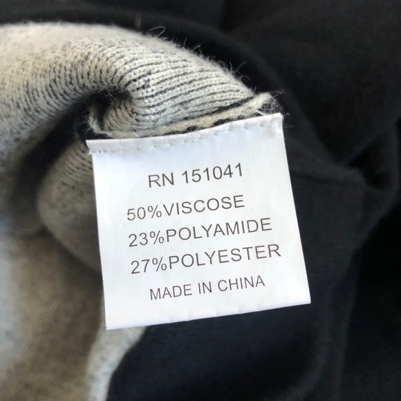 Few Moda New York Pom Pom Long Sleeve Sweater EUC - Picture 6 of 8